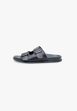 Sandal cu toc plat din piele neagră, cu două catarame reglabile și un design deschis. Textură netedă, cu detalii minime.