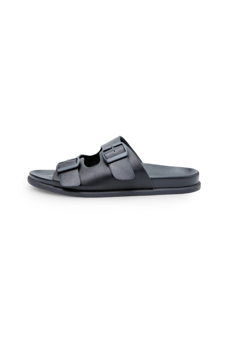 Sandal cu toc plat din piele neagră, cu două catarame reglabile și un design deschis. Textură netedă, cu detalii minime.