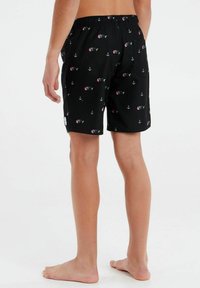 Zwarte zwemshorts met een patroon van vissen en ankers. Elastische tailleband en zijzakken. Lichtgewicht stof met een gladde textuur.