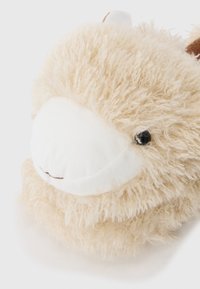 Chaussons en peluche beige avec une texture moelleuse, une forme arrondie et des traits faciaux blancs. Des touches de brun sur les oreilles soulignent le design animal.