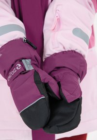 Moufles isolées violettes avec des paumes noires, dotées d'une sangle et d'accents gris. Tissu doux et texturé, et une fermeture éclair sécurisée sur le côté.