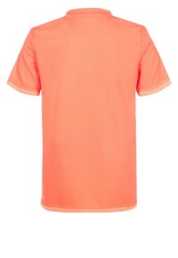Camiseta de manga corta en coral brillante, fabricada con un tejido texturizado. Presenta un cuello redondo clásico y costuras reforzadas en el bajo y las mangas.