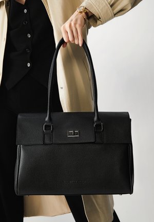 Zwarte leren handtas met een textuurrijke afwerking, rechthoekige vorm, dubbele handvatten en een zilverkleurige sluiting op een klep.