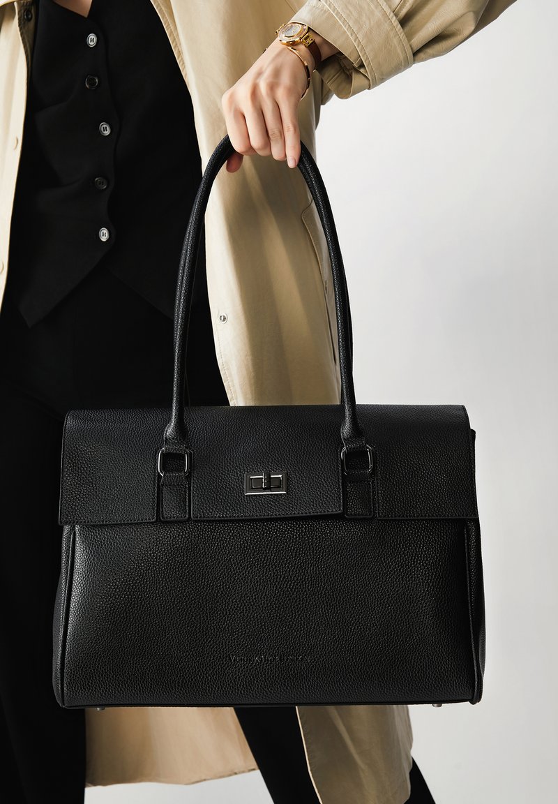 Černá kožená kabelka s texturovaným povrchem, obdélníkového tvaru, s dvojitými uchy a stříbrnou kovovou sponou na klapce.