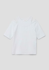 Weißes T-Shirt mit kurzen Ärmeln und einem einzigartigen Ausschnitt-Design an den Schultern. Hergestellt aus einem glatten, leichten Stoff mit lockerer Passform.