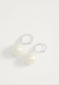 Zilveren oorbellen met hefboomsluiting met ronde witte parelhangertjes op een effen lichtgrijze achtergrond.