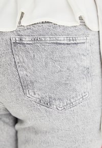 Vero Moda Curve VMCTESSA MOM - Slim fit -farkut - light grey denim