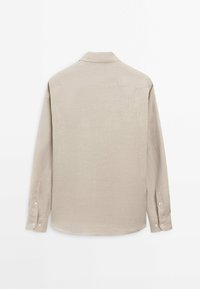 Helles beige Langarmhemd mit Kragen, das eine weiche Textur aufweist, Knopfverschlüsse an den Manschetten hat und eine entspannte Passform bietet.