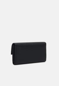 Portafoglio in pelle nera con finitura textured, forma rettangolare e design pieghevole. Nessun hardware o accenti visibili.