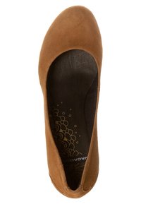 Hnědé semišové baleríny s kulatou špičkou a hladkým vnitřním podšívkou, s dekorativním květinovým vzorem na stélce.