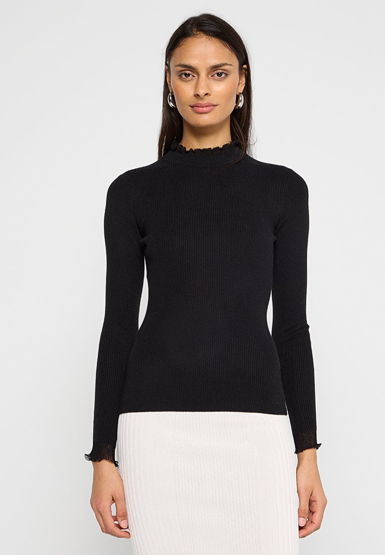 Czarny prążkowany sweter z długim rękawem, o wysokim dekolcie i falbaniastym wykończeniu. Posiada dopasowany krój oraz fakturowany materiał.