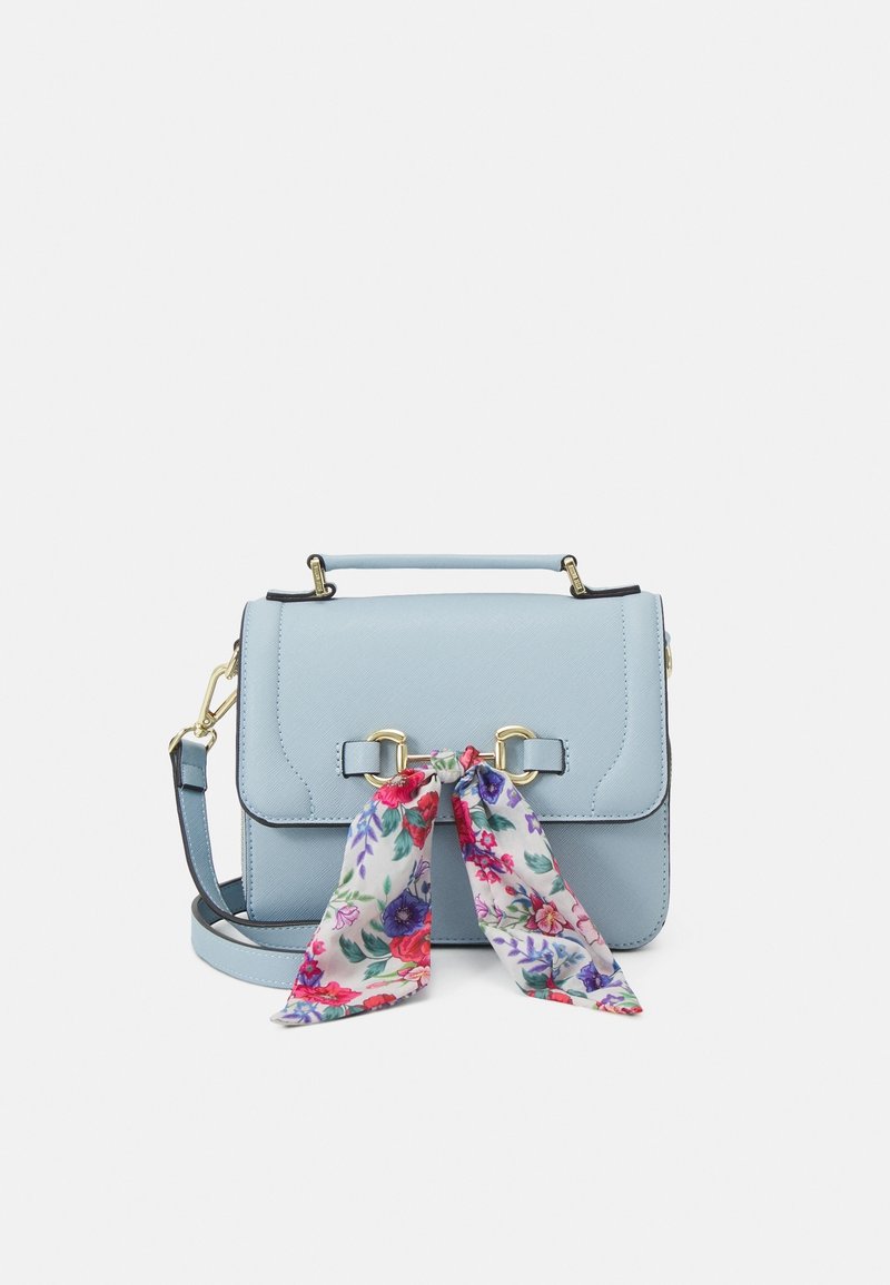 Vaaleansininen synteettinen nahkalaukku kultaisilla metalliosilla, yläkahvalla ja säädettävällä olkahihnalla. Edessä on sidottu kukkakuvioinen huivi.