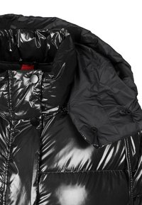 Czarna kurtka puchowa wykonana z błyszczącego materiału, z wysokim kołnierzem, zatrzaskami i pikowanymi sekcjami. Wnętrze ma kontrastującą fakturę.