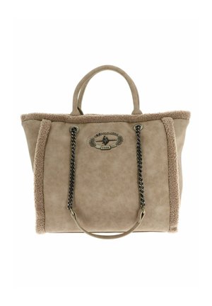Bolso tote beige con borde de borrego sintético, asas dobles y herrajes plateados. Cuenta con una placa con el logo y un detalle de cadena en los costados.