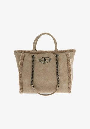 Borsa tote beige con rifiniture in ecopelliccia, doppi manici e accessori in argento. Presenta una placca con logo e un accento a catena sui lati.