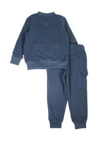 Ensemble sweat-shirt et pantalon en coton bleu marine foncé avec col côtelé, poignets élastiques et poche cargo sur le pantalon. Texture douce.