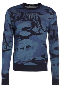 Pull en coton avec un motif camouflage dans des nuances variées de bleu et de noir. Présente un col rond et des bords ribbées aux poignets et à l'ourlet. Logo de la marque affiché.