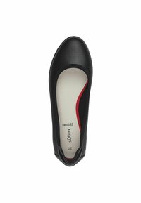 Chaussure plate noire avec un dessus perforé, bout rond et semelle intérieure en mousse douce. Dispose d'une accent rouge le long du bord intérieur. Taille 37.