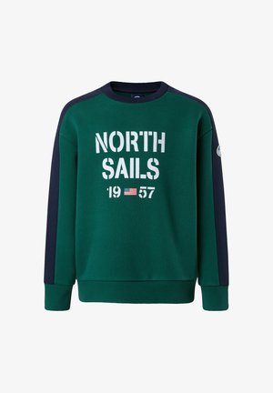 Grüner Sweatshirt mit navyblauen Ärmeln. Verfügt über fetten weißen Text "NORTH SAILS" und "1957" mit einem Akzent der amerikanischen Flagge. Gerippte Bündchen und Saum.