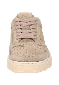 Baskets en suédine beige avec dessus texturé, bout rond et semelle en caoutchouc beige. Présente des lacets plats et des détails perforés sur les côtés.