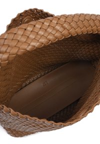Sac en cuir tressé marron avec un intérieur spacieux, doté d'une base en cuir lisse et d'un design sans couture.
