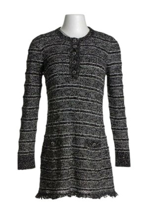 Tunique tricotée à manches longues rayée noir et gris avec patte de boutonnage et deux petites poches avant avec boutons.