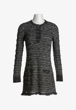 Tunique tricotée à manches longues rayée noir et gris avec patte de boutonnage et deux petites poches avant avec boutons.
