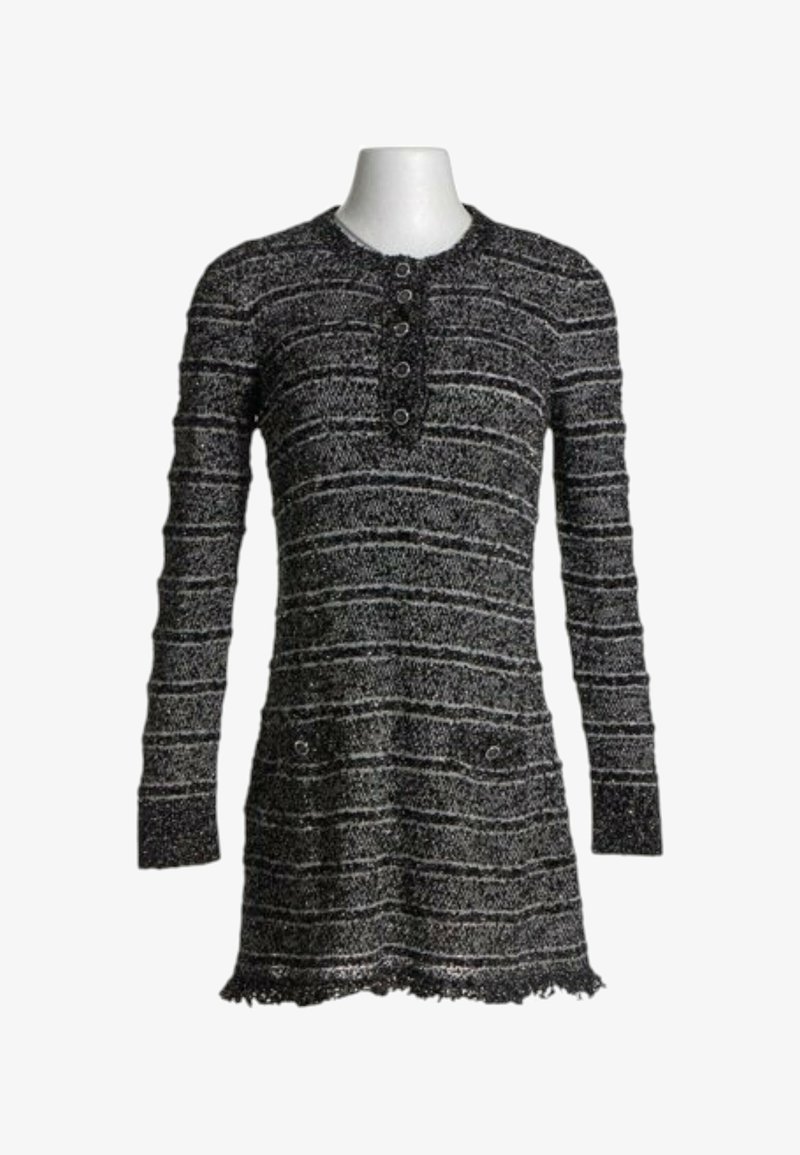Tunique tricotée à manches longues rayée noir et gris avec patte de boutonnage et deux petites poches avant avec boutons.