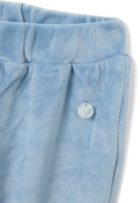 Tissu en bleu clair, en peluche avec une texture douce. Dispose d'une taille froncée et d'un bouton décoratif en plastique transparent.