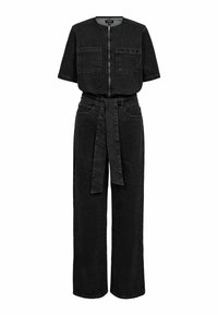 Čierny denimový overal s krátkymi rukávmi, zipsom vpredu, dvoma náprsníkovými vreckami a širokými nohavicami. Obsahuje zodpovedajúci opasok v páse.