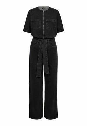 Juodas džinsinis šokinėjimo kostiumas su trumpomis rankovėmis, užtrauktuku priekyje, dviem krūtinės kišenėmis ir plačiomis kelnėmis. Prieduose yra atitinkamas diržas liemens.