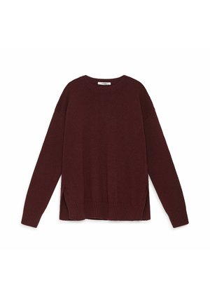 Pull en maille bordeaux avec un col rond, des manches longues, des fentes sur les côtés, et des poignets et ourlet côtelés. Texture lisse avec une coupe décontractée.