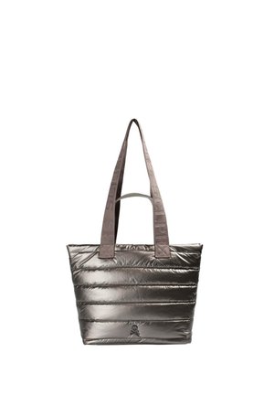 Bolsa tote acolchada gris brillante con asas largas de tela y un pequeño logo de calavera y huesos cruzados cerca del centro inferior.