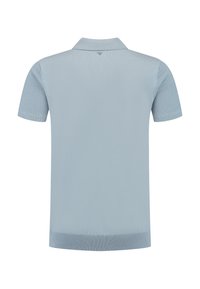 Korte mouwen polo shirt in lichtblauw, met een getextureerd breipatroon op de schouders en een effen voorzijde. Inclusief een klassieke kraag en ribgebreide zoom.