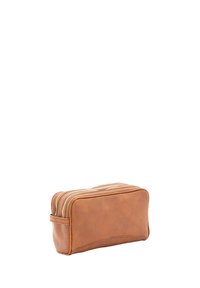 Tasca in pelle marrone con zip di forma rettangolare, dotata di tre scomparti con zip e un design leggermente curvo alla base.