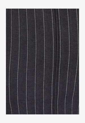Tessuto scuro con righe verticali bianche, caratterizzato da una superficie liscia e una leggera lucentezza. Il design è distribuito in modo uniforme e coerente.