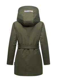 Manteau olive mi-long avec une capuche, ceinture à la taille et détails de couture subtils. Matériau lisse avec un design propre et minimaliste.