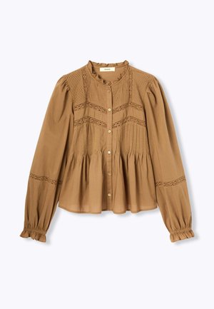 Blouse marron à manches longues avec fermeture à boutons, détails en dentelle et plis nervurés, poignets et encolure à volants, et ourlet bas évasé plissé.