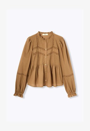 Blouse marron à manches longues avec fermeture à boutons, détails en dentelle et plis nervurés, poignets et encolure à volants, et ourlet bas évasé plissé.