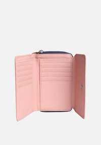 Gefaltete Geldbörse mit pinkfarbene, strukturiertem Lederinnenleben und navy Reißverschluss, ausgestattet mit mehreren Kartenfächern und einem Druckknopfverschluss auf einer Seite.