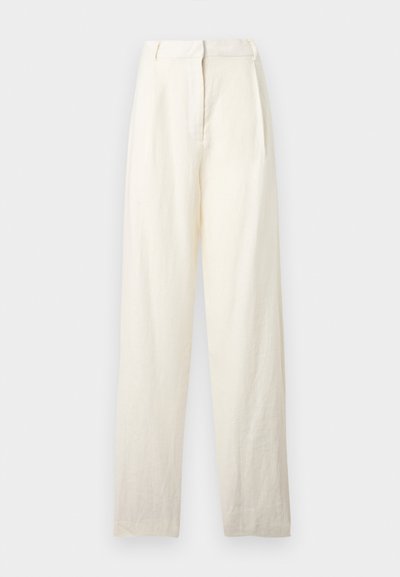 Παντελόνια από λινό σε κρεμ απόχρωση με ψηλή μέση, φαρδιά γραμμή και κρυφό μπροστινό κούμπωμα, εκτεθειμένα σε φωτεινό φόντο.
