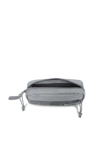 Bolsa de tela gris con cierre de cremallera, que presenta una textura de malla en un lado, un interior negro y una práctica correa para la muñeca.