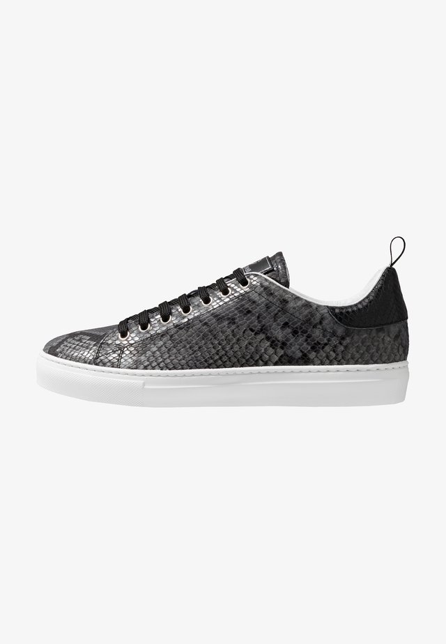 Baskets basses - stone/black