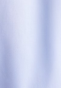 Tessuto azzurro liscio con trama fine e sfumatura verticale sottile.