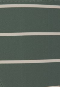 Grüner Stoff mit horizontalen weißen Streifen. Glatte Textur mit einem leichten Mattfinish und gleichmäßigen Nähten entlang der Kanten.