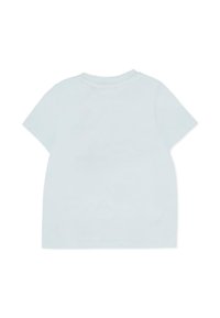 Jasnoniebieska koszulka z krótkim rękawem o okrągłym dekolcie, wykonana z miękkiej bawełny, o gładkim wzornictwie bez widocznych wzorów czy grafik.