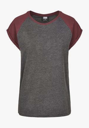 Gray short-sleeve T-shirt with maroon raglan sleeves. Made of soft fabric, the design features a round neckline and relaxed fit.