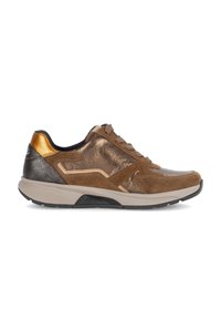 Bruine sneaker met een mix van metallic en suede texturen, een ronde teen, een gevoerde zool en contrasterende accenten op de hiel.