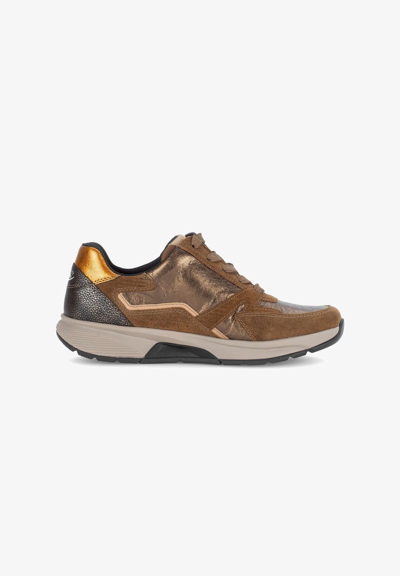 Bruine sneaker met een mix van metallic en suede texturen, een ronde teen, een gevoerde zool en contrasterende accenten op de hiel.