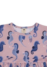 Rosa Kleid aus Stoff mit Mustern von Seepferdchen und Qualle in Blau. Hat kurze Ärmel und einen gerafften Saum. Weiches, strukturiertes Material.